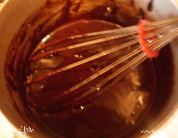 Растопить сливочное масло и шоколад, дать остыть.