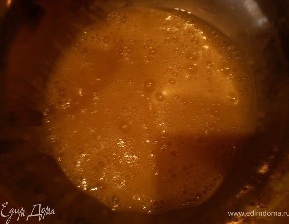 Смешать сахар, яйца и ваниль.