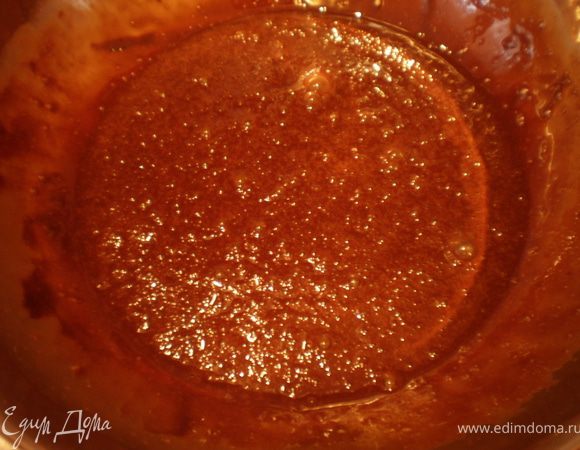 Смешать яичную и остывшую шоколадную массы.