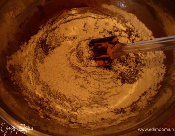 Вмешать муку, ванильный экстракт и соль.