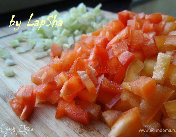 Мелкими кубиками нарезать перец и стебель сельдерея. Я не зря выбрала именно "ласточку", этот перец очень ароматный и придает необыкновенный вкус рису. 