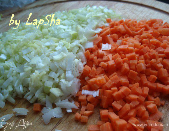 Морковь и лук-парей тоже нарезать мелкими кубиками.