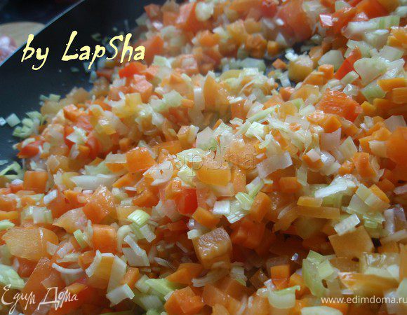 На растительном масле обжарить все нарезанные овощи, до легкой румяности и восхитительного аромата. 