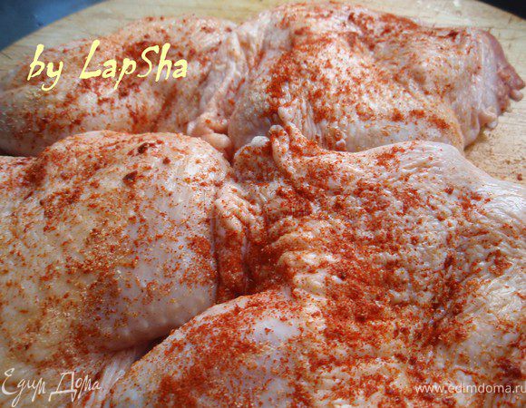 Окорочка или бедрышки отделить от кости, если у вас ещё не отделены. Натереть снаружи и внутри солью, 1 ч.л. паприкой и сухим чесноком. И оставить мариноваться пока мы делаем начинку.