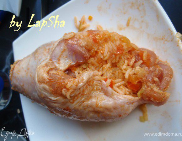 Теперь фаршируем окорочка. Можно это сделать ложкой, но лучше получается руками. Утрамбовывайте получше, туда много влезает))