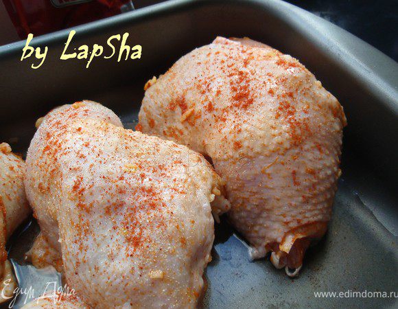 В форму укладываем нафаршированные бедра, я добавляю 3-4 ст.л. воды. Сверху присыпаю ещё немного чеснока и паприки. И ставим в духовку на 220 гр. на 30-40 минут на среднюю полку духовки. Я использую режим "верх-низ" + "конвенция", так курочка всегда получается румяной. 