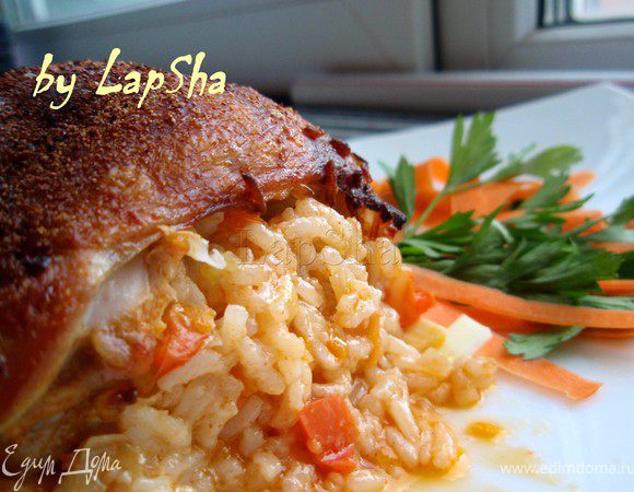 Вот она какая нарядная получается. Рис пропитывается соками курицы и становится очень вкусным гарниром. Так же огромный плюс, что кости нет, кушать очень удобно! Приятного аппетита!