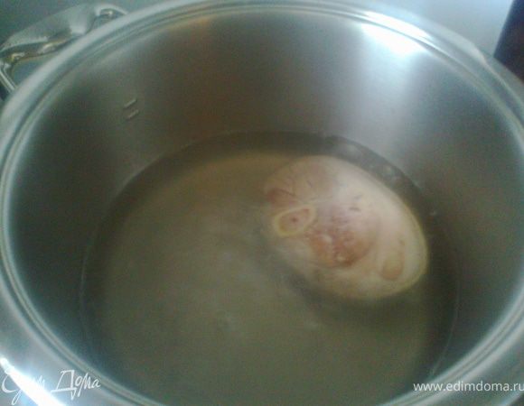 Поставить мясо на огонь,снять пену после закипания,варить 30минут.