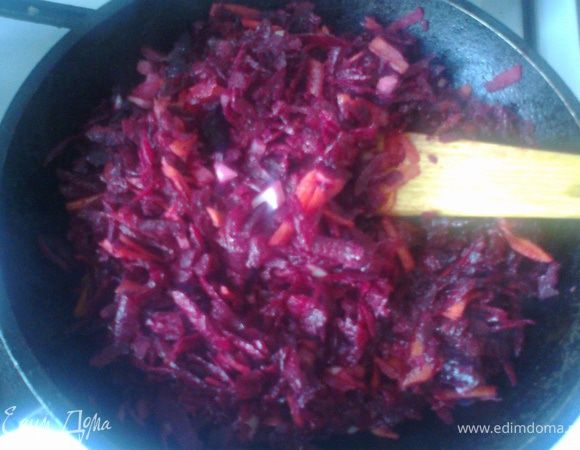 Обжарить на среднем огне,помешивая.Отправить в бульон.