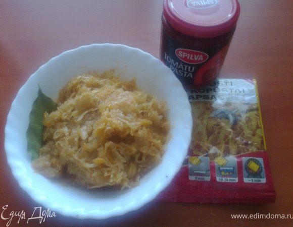 Туда же картофель кубиками(можно заменить готовой красной фасолью)и капусту.Томатную пасту развести в бульоне и вылить в кастрюлю.Варить в течение часа.