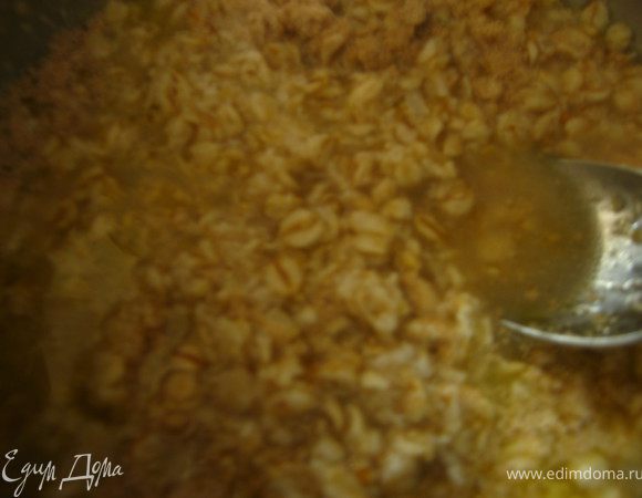 Заливаем овсяные хлопья кипятком, добавляем соль, сахар, оливковое масло.Перемешали, накрыли и оставили остывать. (я это делаю обычно на ночь)