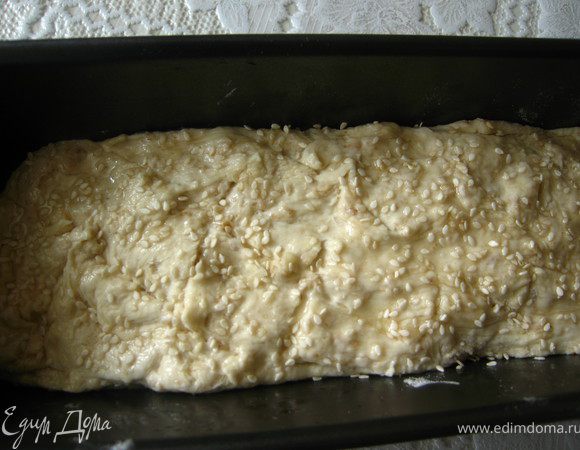 Должно получиться очень мягкое тесто. Приготовили форму для выпечки. У меня для кекса. На дно постелили бумагу, обмазали форму и бумагу оливковым маслом( это чтобы корочка была очень хрустящая). В ладошки наливаем чуточку масла, берем наше тесто и укладываем в форму. Вид у него не очень презентабельный, но не расстраивайтесь! Потом все выровняется.