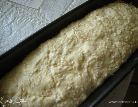 Смазываем оливковым маслом и посыпаем кунжутом.Накрываем и оставляем для подъема на 40-50 минут.