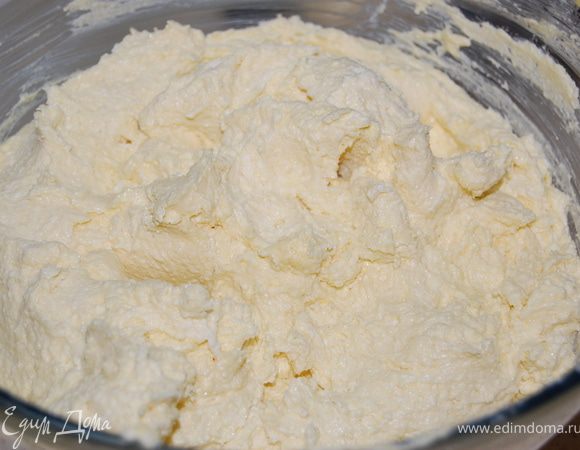 Белки + 70г сахара взбить в густую пену. Ввести белки в творожную массу.