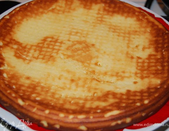 Разделить тесто на 3 части. Испечь каждуюв разъемной форме при 180°С примерно 25 минут.