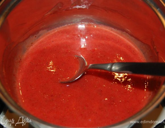 Клубнику измельчить в блендере, добавить 20г сахара и нагреть на медленном огне до растворения сахара. Этим клубничным пюре пропитать коржи.