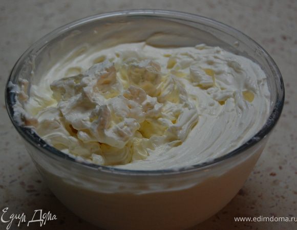 Крем: охлажденные сливки взбить с сахарной пудрой, добавить маскарпоне, еще взбить. 