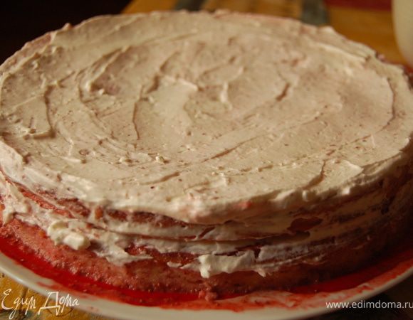 Кремом промазать 1-й и 2-й коржи, третьим накрыть. Можно оставить пару ложек крема для украшения.