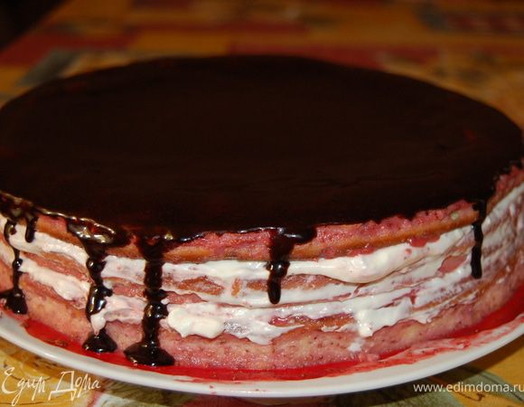 Глазурь приготовим, как обычно: все ингредиенты смешать в кастрюльке, довести до кипения, немного охладить, полить торт.