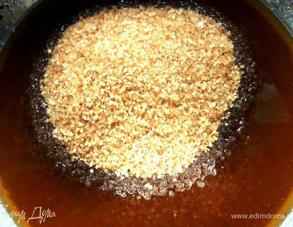 Шоколад и масло растопить на водяной бане, снять с огня и добавить сахар и щепотку соли, размешать.