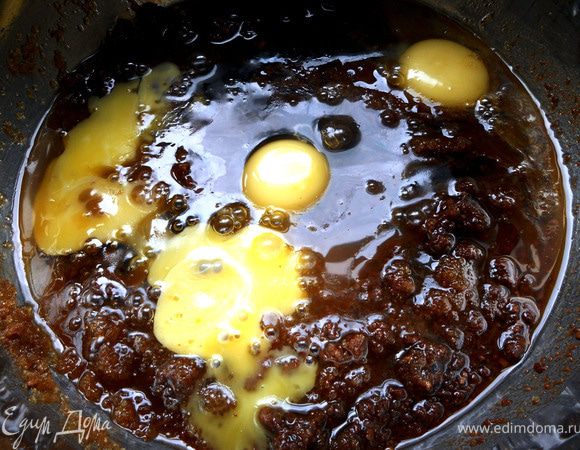 Добавить яйца, еще раз размешать.