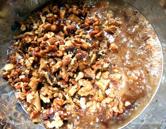 Присоединить нарезанный инжир и слегка измельченные орехи.