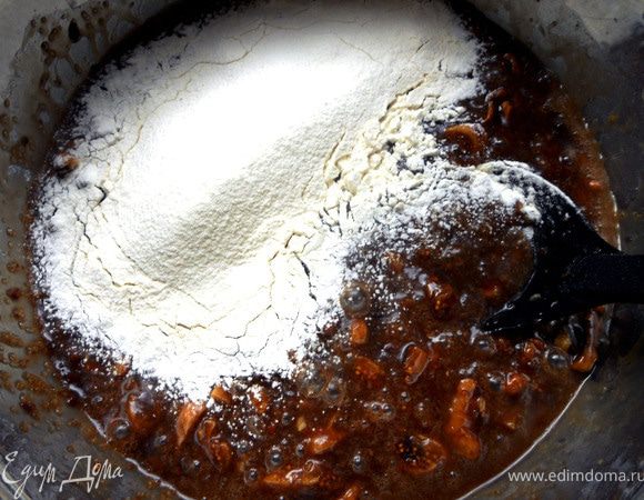 Просеять муку, размешать. ***На этот раз я решил не добавлять какао-порошок, вышло также вкусно, правда цвет необычно светлый***:)