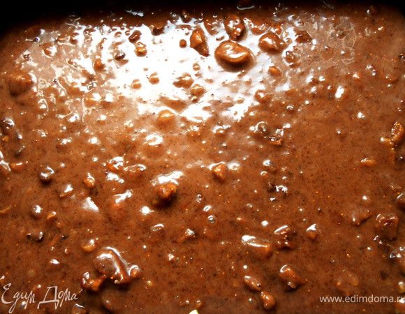 Форму (здесь 25х27 см) для выпекания застелить смазанной маслом бумагой для выпечки. Переложить шоколадную массу, разровнять. Выпекать в предварительно разогретой до 180+- духовке, 20-25 минут. 