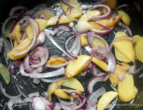 Картофель нарезать, обжарить в сковороде несколько минут, присоединить лук, готовить 3-3 минуты на умеренном огне (до прозрачности).