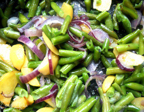 Присоединить фасоль (можно предварительно не размораживая), прогреть минуту-две.