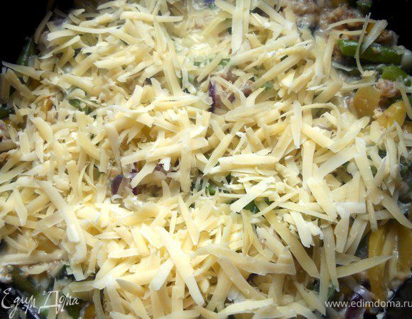 Присыпать оставшимся сыром, готовить еще пару минут, пока он не расплавится. Можно отправить под гриль, соотвественно форма должна быть жаропрочной. 