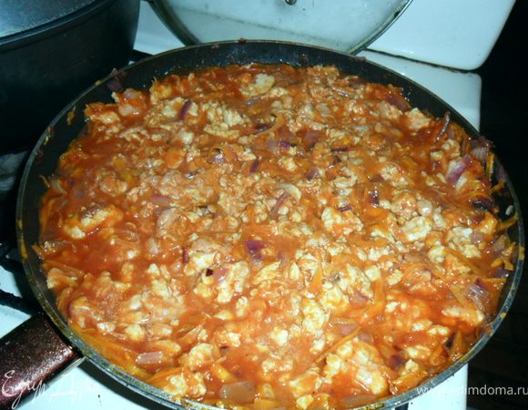 через 5 мин добавить томаты вместе с соком,соль,перец,тщательно перемешать.Тушить 5-10 мин.