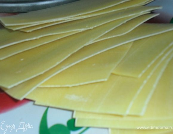 Форму смазать маслом и уложить слои, чередуя начинку и листья лазаньи
