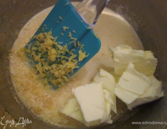 Добавить цедру и масло. Все хорошенько взбить.