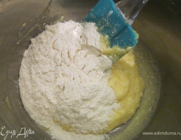 Муку и ванилин.