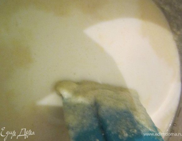 Молоко и лимонный сок.