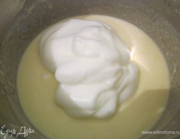 Белки взбиваем в устойчивую пену и аккуратно перемешиваем со смесью