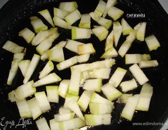 Кабачки надо нарезать кусочками (брусочками, длинными полосками, кубиками), так, чтобы удобнее было жарить.