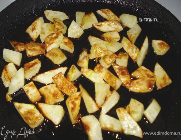 Обжарить кабачки в небольшом количестве растительного масла.