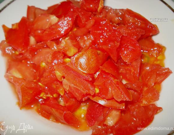 Помидоры порезать кусочками произвольно. 