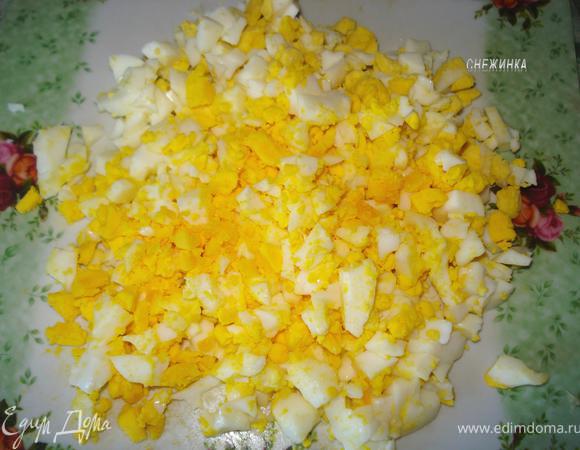 Яйца порубить ножом.