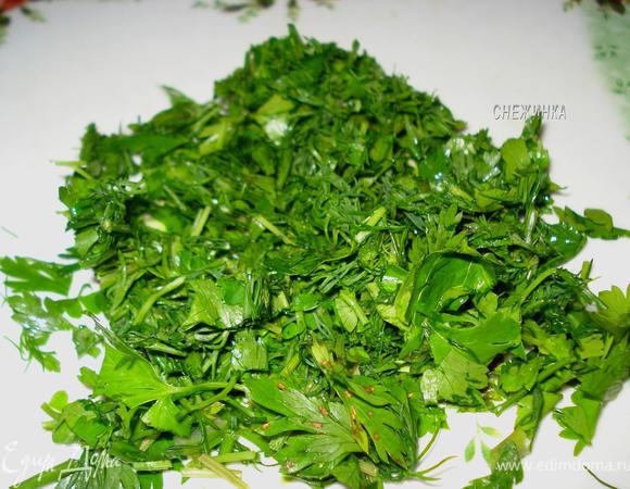 Зелень измельчить. Уложить все в миску и перемешать с майонезом. 