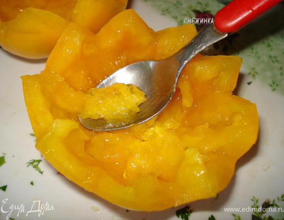 Тогда он легко разъединится на 2 половины с узорчатыми краями. Вынуть из каждой половины мякоть чайной ложкой.