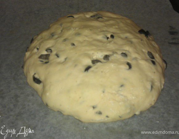 Затем тесто ещё раз выместить, сформировать лепёшку, выложить на смазанный маслом противень, дать подойти в течении 30 минут.