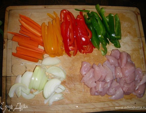 Морковь и лук чистим, морковь нарезаем брусочками, лук полукольцами. Куриное филе моем, сушим и нарезаем небольшими кусочками (я филе всегда вымачиваю в молоке, так оно становится нежнее).
Перец шинкуем тонкой соломкой
