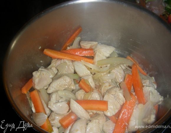 В большой кастрюле разогреваем масло, кладем лук, жарим пару минут, потом добавляем курицу, готовим на сильном огне еще пару минут, затем морковь и тушим еще 2-3 минуты.