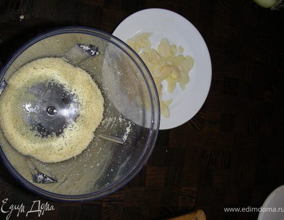 Половину миндаля измельчаем в блендере, а половину оставляем для украшения.