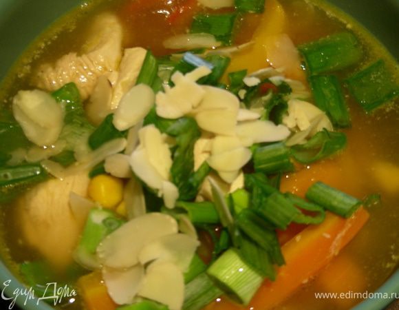 Наконец, разливаем суп по тарелкам и украшаем зеленым луком и миндалем.