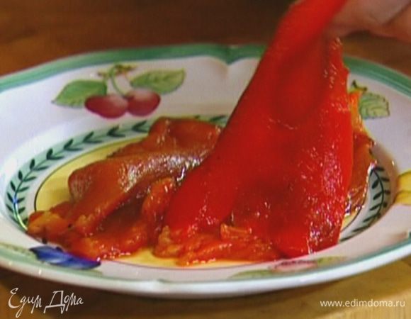 Перец запечь в духовке, затем, сняв с него кожицу, порезать тонкими полосками и выложить на блюдо.