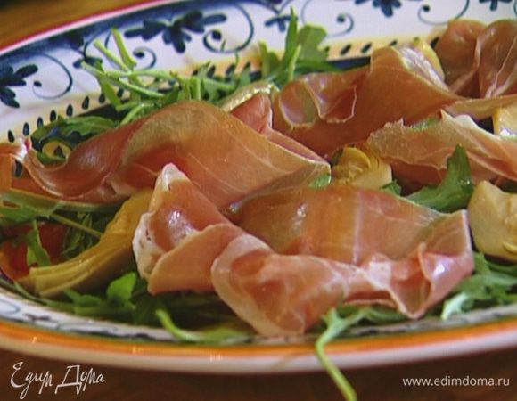 Сверху на перец выложить руколу, артишоки и ветчину.